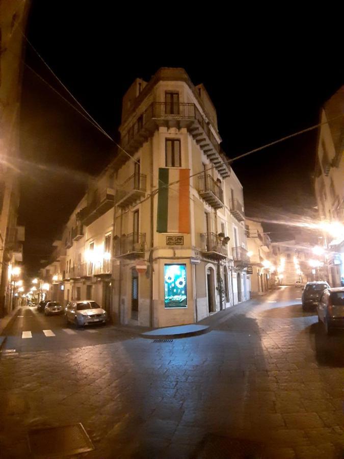 B&B L'Angolo Sulla Piazza Mirabella Imbaccari Kültér fotó